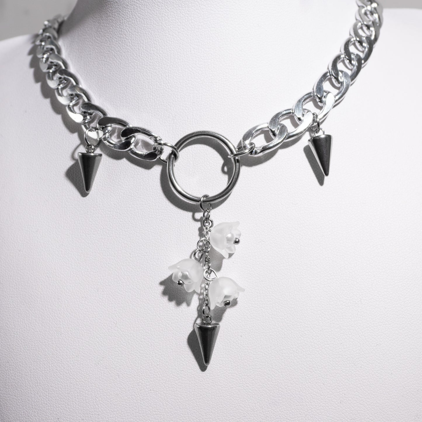 "Thorned lily" collier ras de cou / chocker