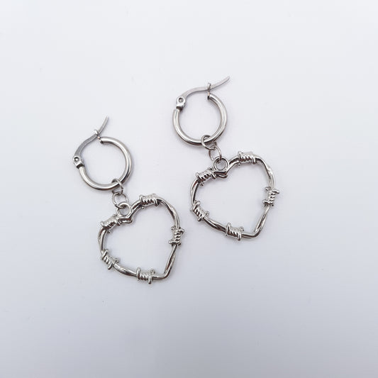 "Scratched heart" boucles d'oreilles dormeuses