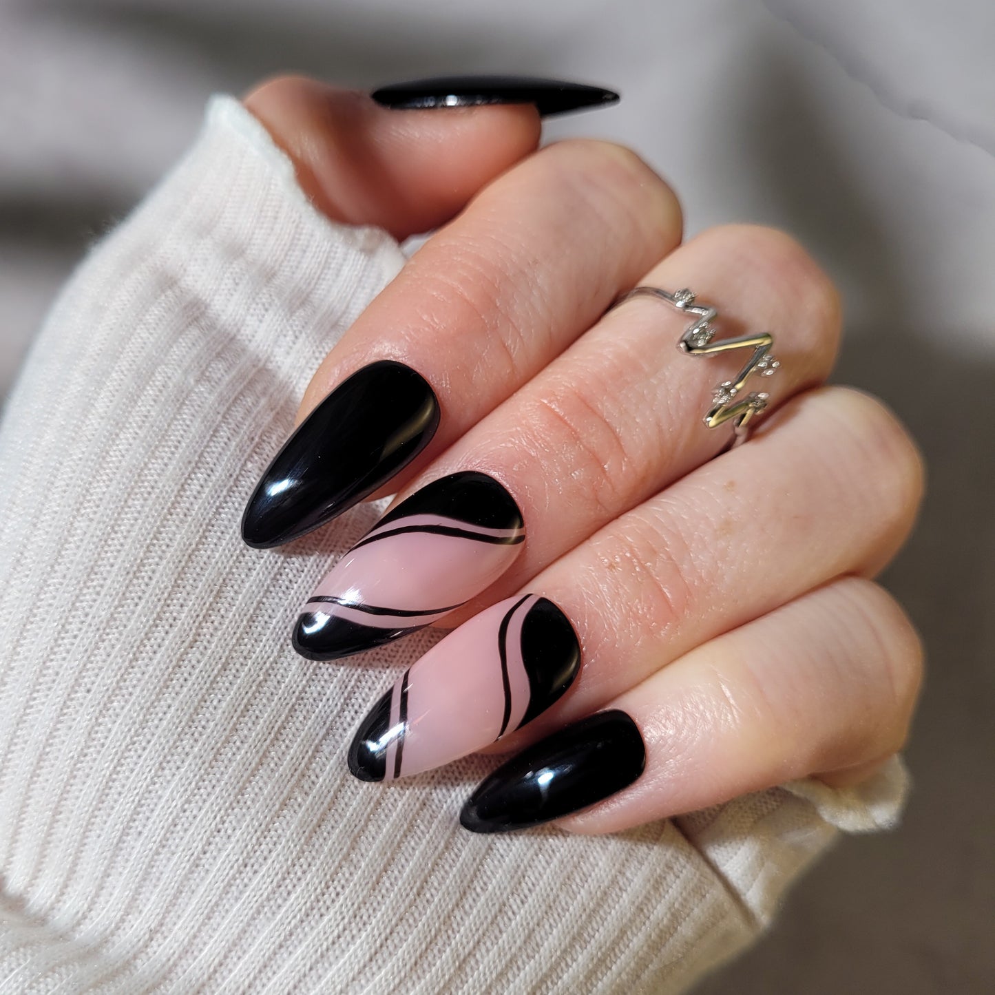 Signature: Black swirlz