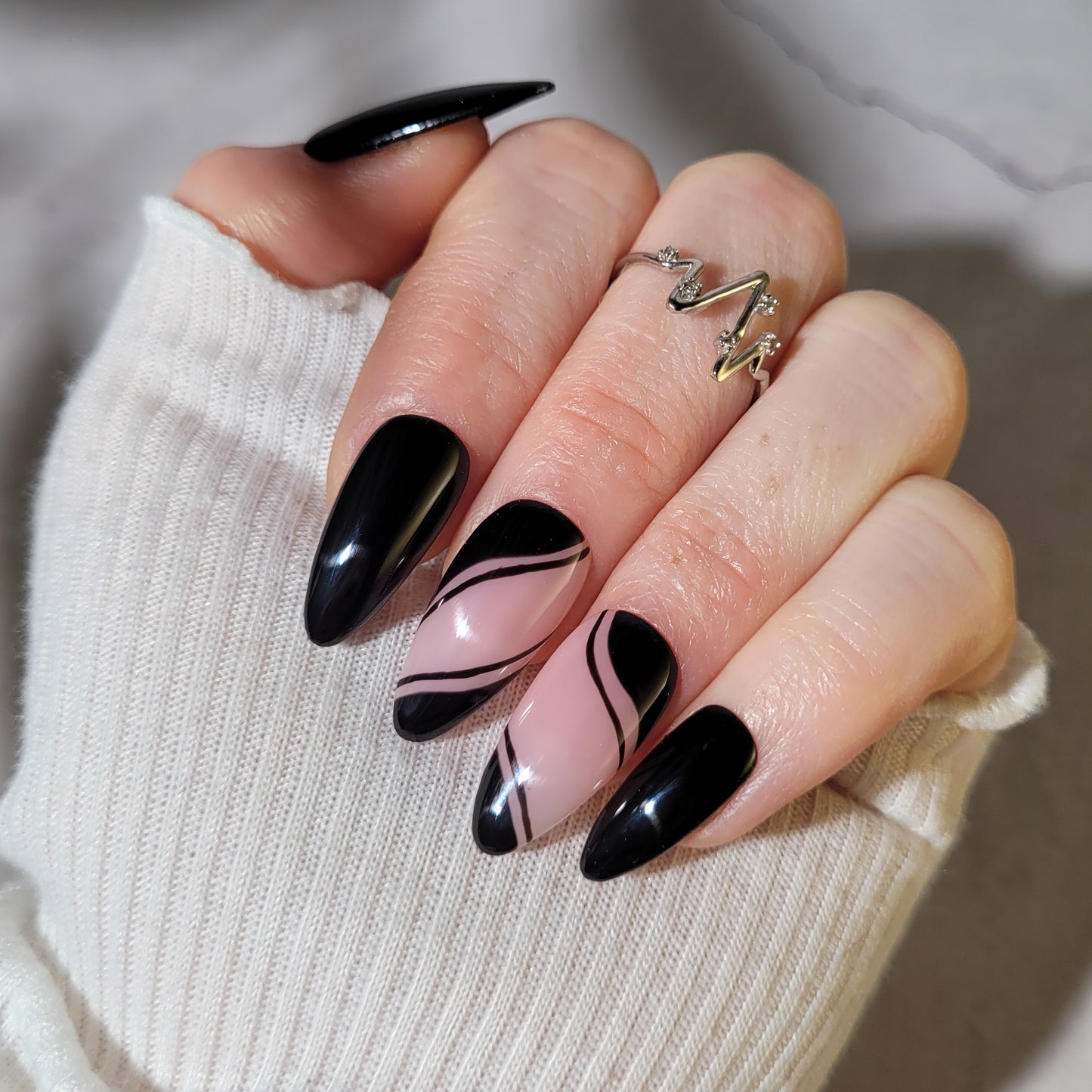Signature: Black swirlz