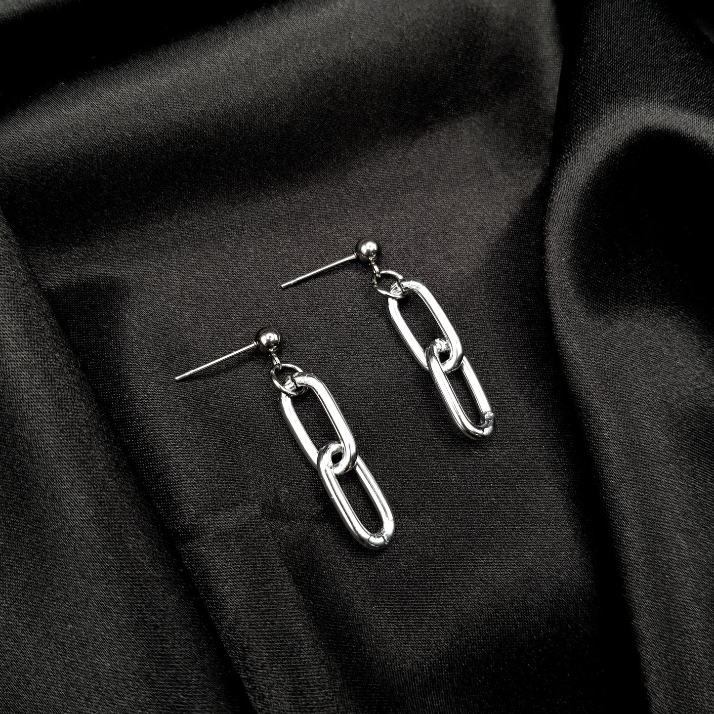 "passing through" boucles d'oreilles puces
